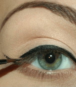 الخطوة الثالثة: رسمة الآي لاينر