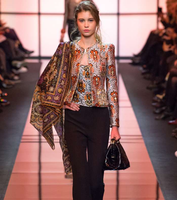 السترة المطبعة مع كم واسع باسلوب المشلح من Armani Prive لصيف 2017