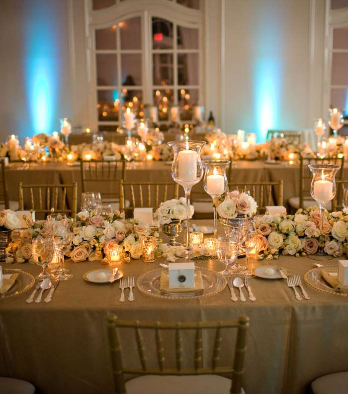 طاولات الزفاف المشعّة بالشراشف والشموع