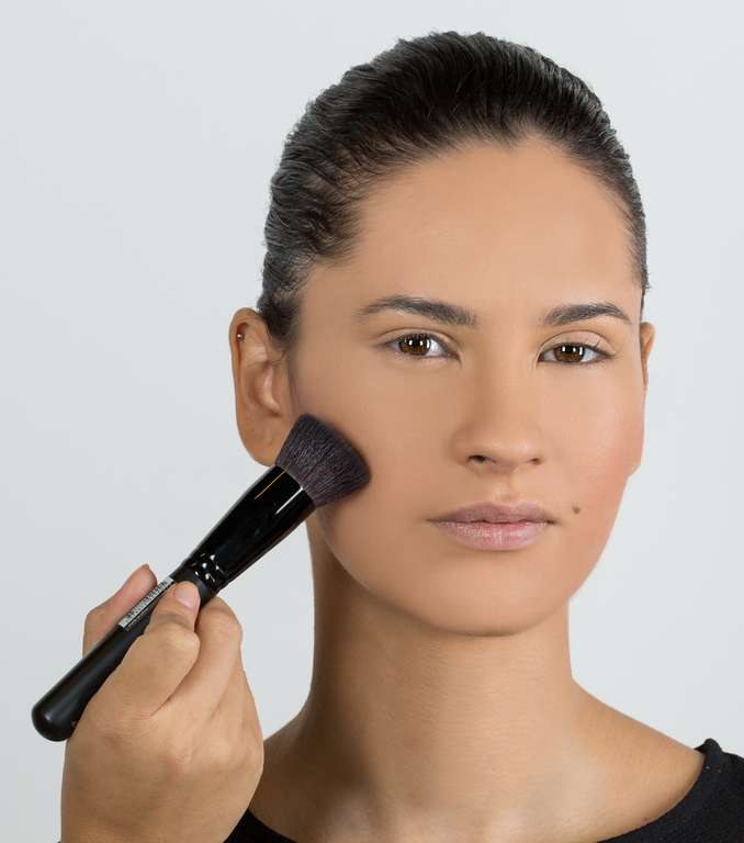 البودرة المضغوطة Mattifying Compact Powder لتثبيت الماكياج