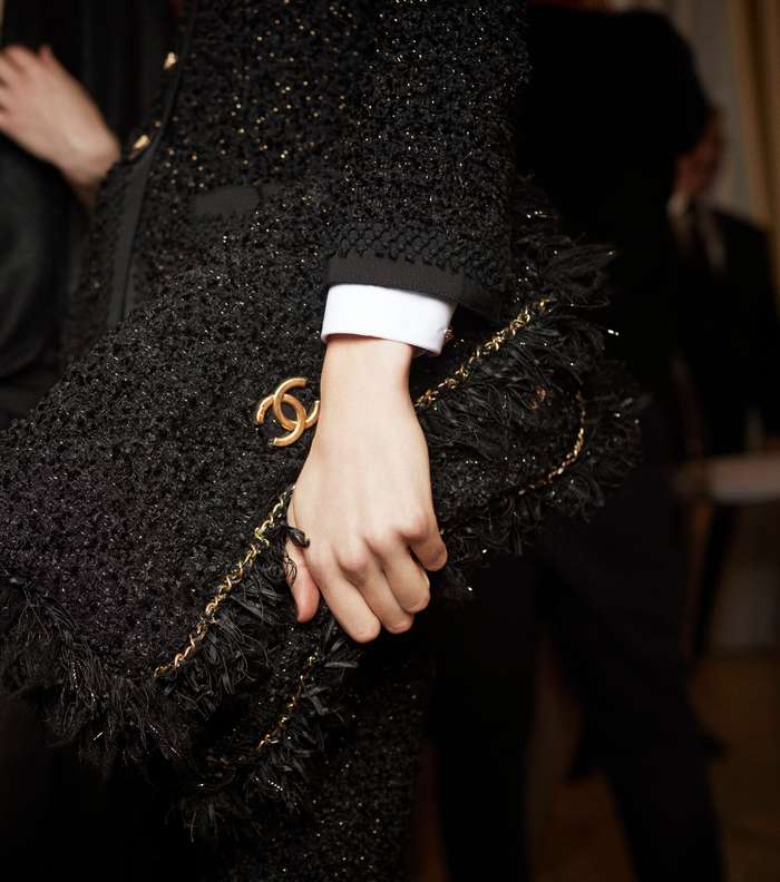 كلاتش تويدي بقياس كبير مع شراريب على الاطراف من مجموعة CHANEL Metiers d'art 2016