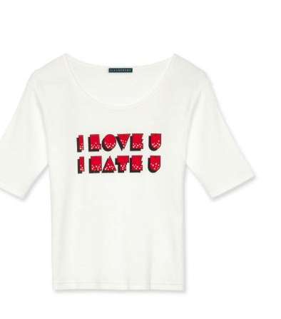 الـ T shirt المطبعة بالشعار من اليكسا تشونغ