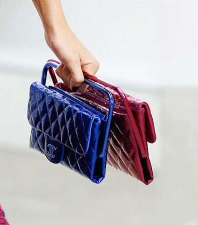 بالصور، اعتمدي موضة ارتداء حقيبتين في اطلالة واحدة