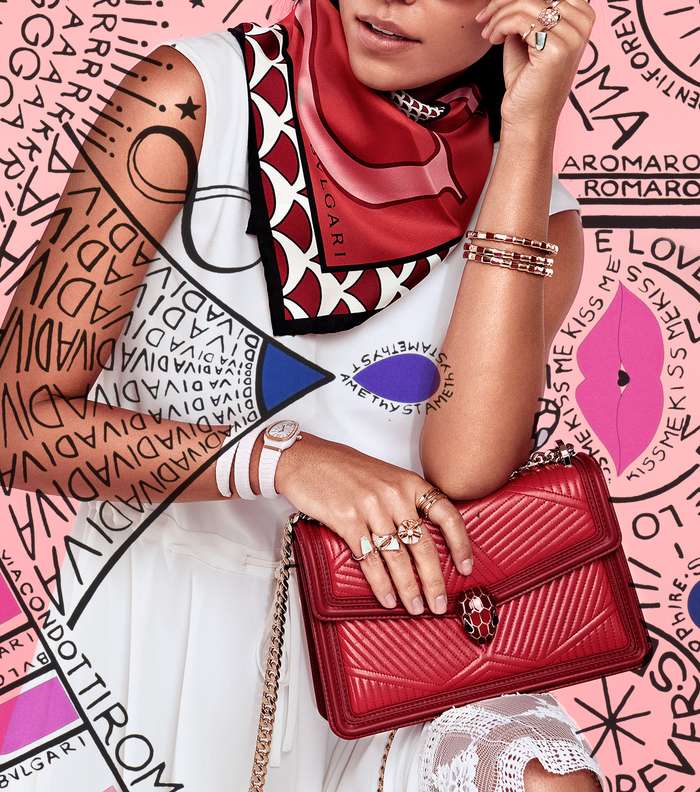 فستان من Maje ومجوهرات واكسسوارات من بولغري