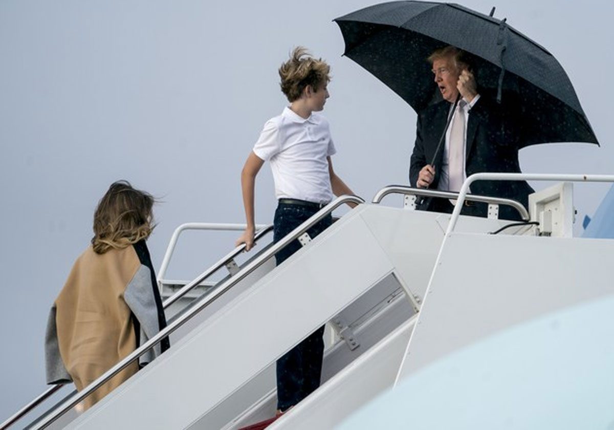 دونالد ترامب يضع زوجته ميلانيا في موقف محرج... بسبب مظلة!