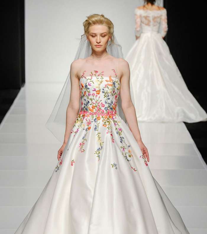 صور اجمل فساتين زفاف ملونة