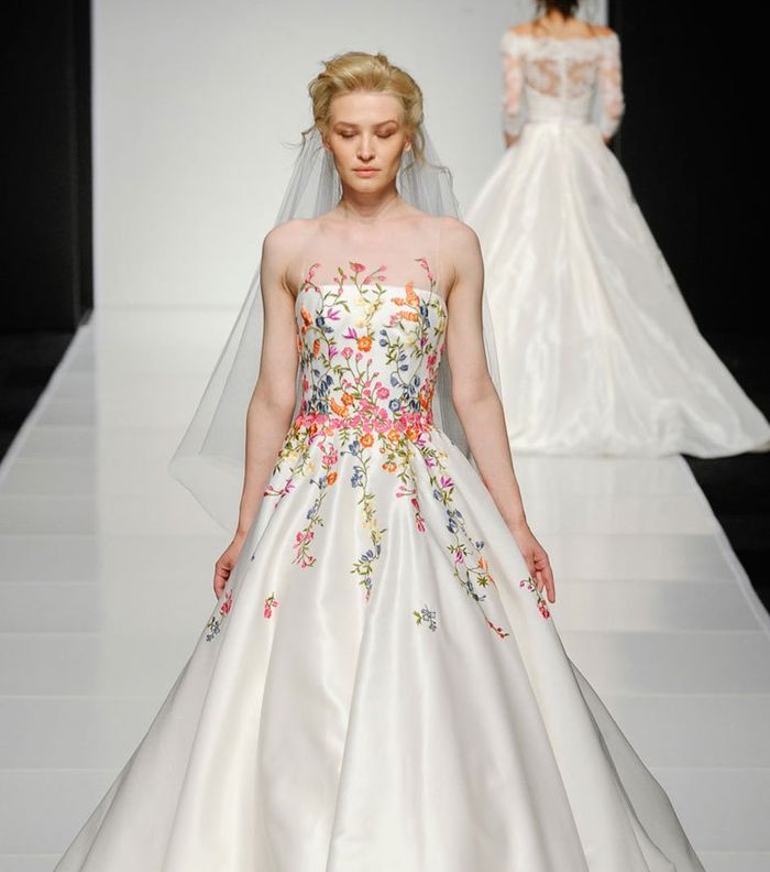 صور اجمل فساتين زفاف ملونة