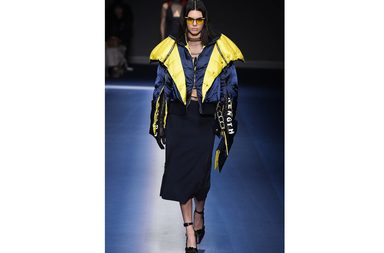 كيندال جينر ترتدي السترة المبطنة مع التنورة السكيني من فيرساتشي لشتاء 2018