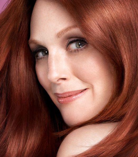 جوليان مور...لوريال باريس بصمة تاريخها المهني 