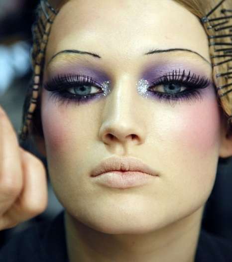 التلاعب في شكل الحاجبين بين تكثيفهما أو ترفيعهما بشكل مبالغ فيه 