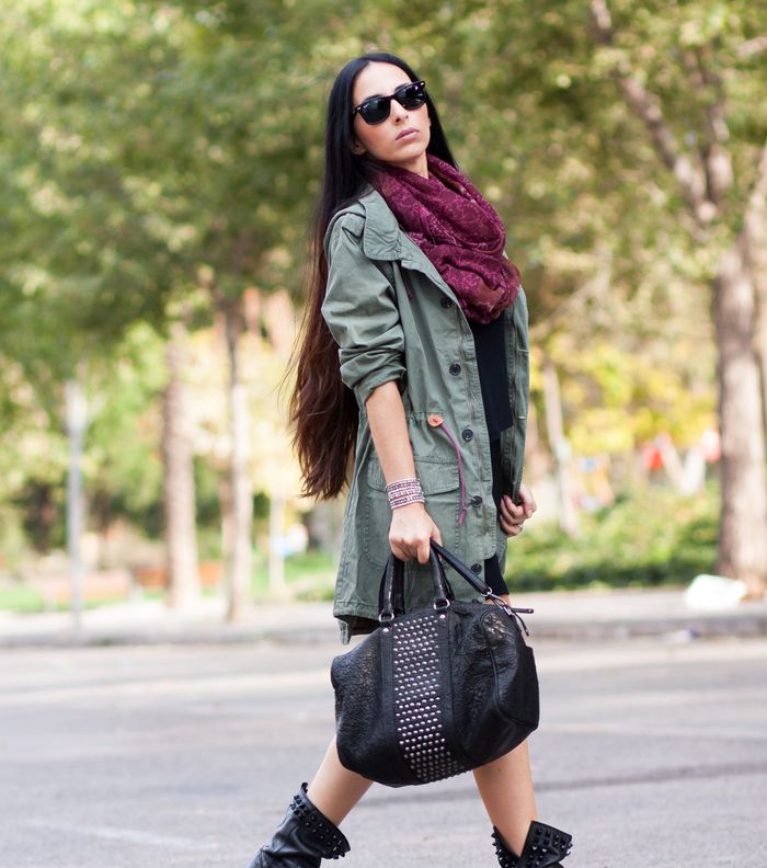 ارتدي معطف الباركا مع الفساتين وأحذية الـ Bicker Boots