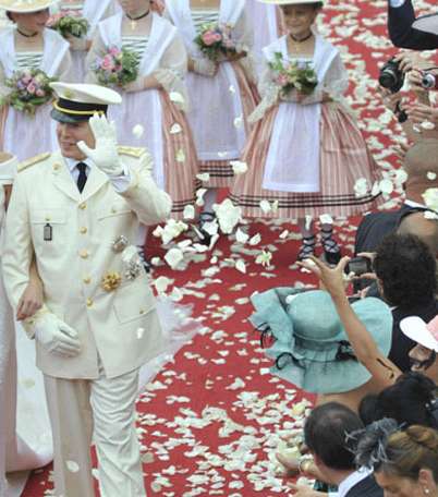  5 أميرات من موناكو يرتدين فستان الزفاف 