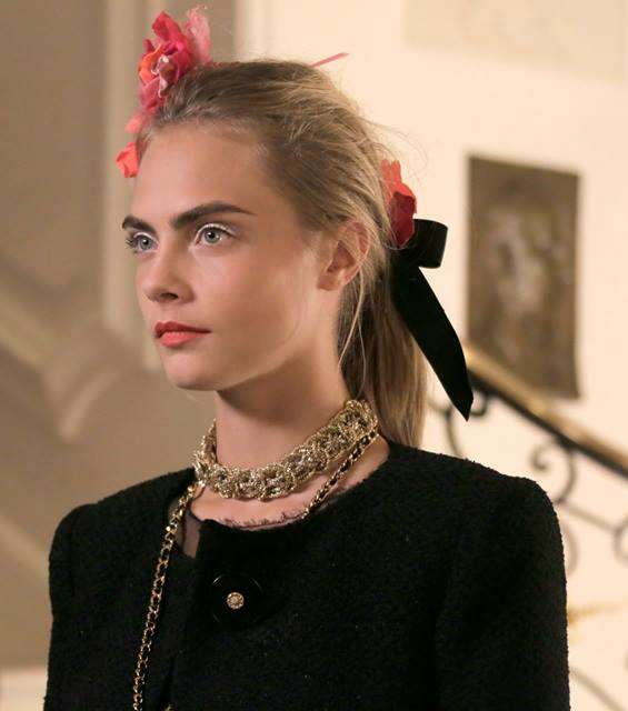 كارا ديليفين تعود بتألق في العرض بعد غياب عن المنصّة