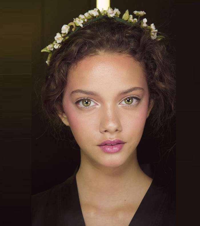 الألوان الوردية لإطلالة ناعمة ومنعشة