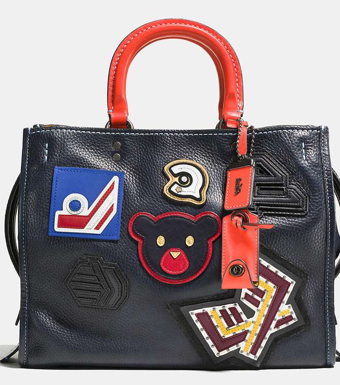 موضة الحقائب المزينة بالملصقات Stickers من مجموعة coach 1941