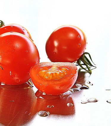 تمنحك الطماطم بشرة مشرقة!