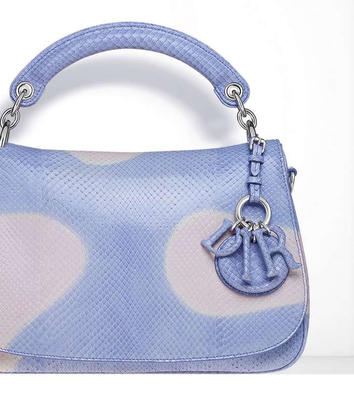 تالقي في شتاء 2015 بحقيبة ديور Dune