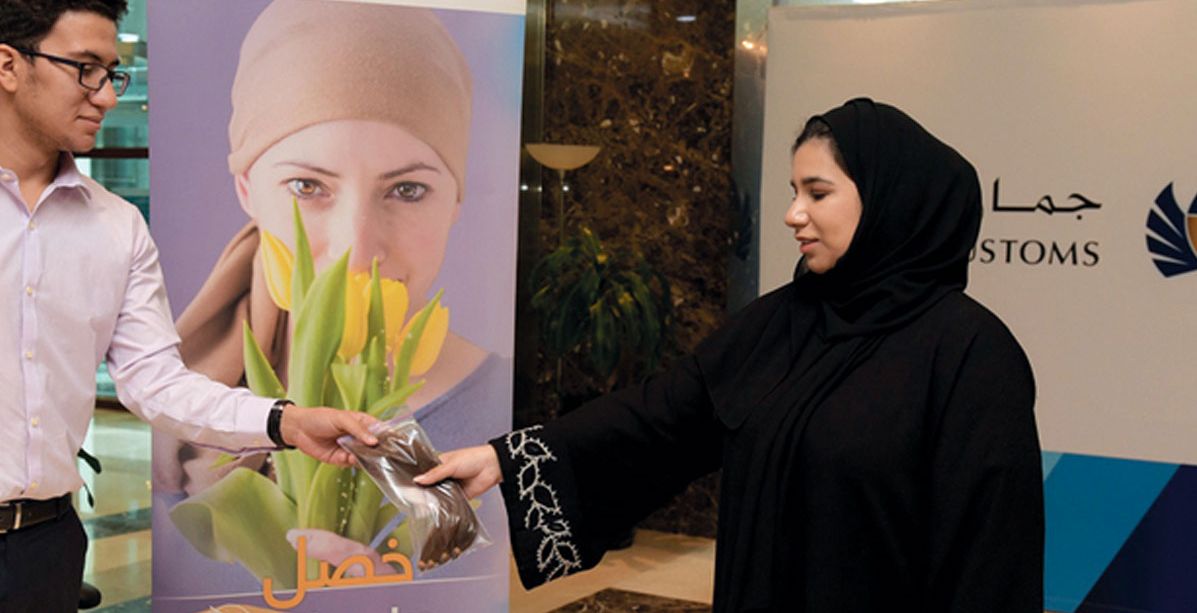موظفات جمارك دبي يتبرّعن بخصل شعرهن لصالح المبادرة