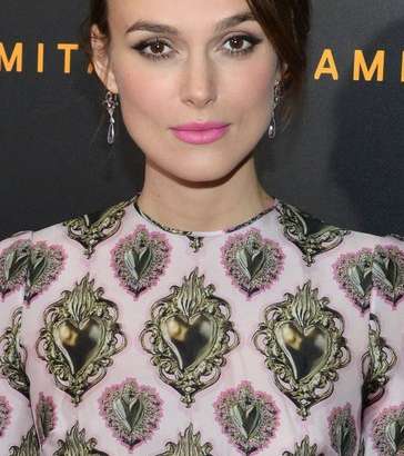 الشفاه الزهريّة عنوان مميّز لإطلالة كيرا نايتلي