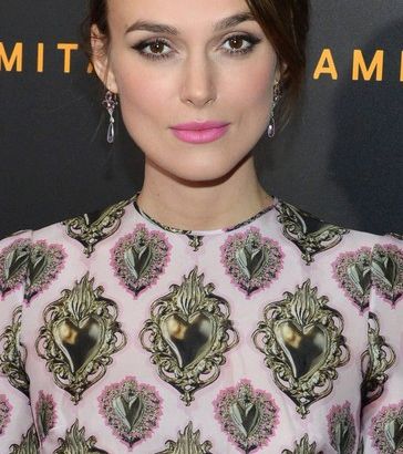 الشفاه الزهريّة عنوان مميّز لإطلالة كيرا نايتلي