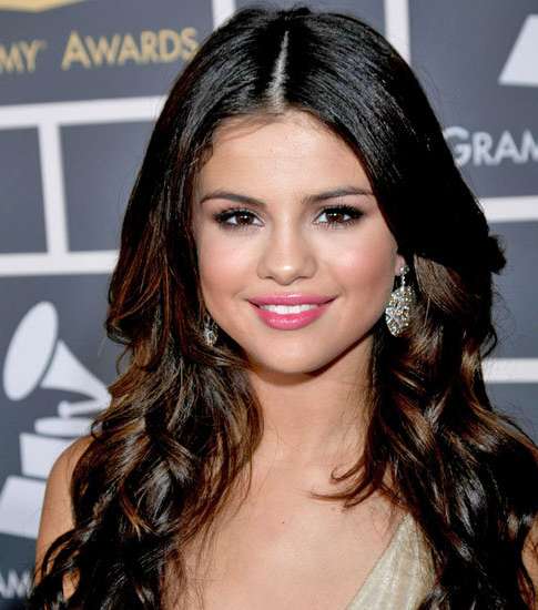 الشفاه الزهريّة مع سيلينا غوميز في 2011