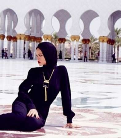 بالصور، ريهانا ترتدي الحجاب في مسجد الشيخ زايد 
