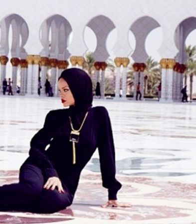 بالصور، ريهانا ترتدي الحجاب في مسجد الشيخ زايد