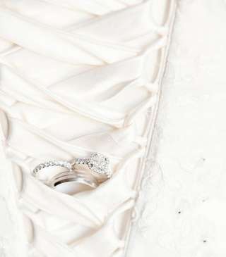 بين شرائط ظهر فستانك الأبيض التي تضّج رومنسيّة، ضعي خاتم الزفاف، وثبتيه جيّداً. 