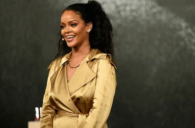 "ريهانا" تطلق لون أحمر شفاه جديد من دبي لن يتجرأ أحد على استخدامه!