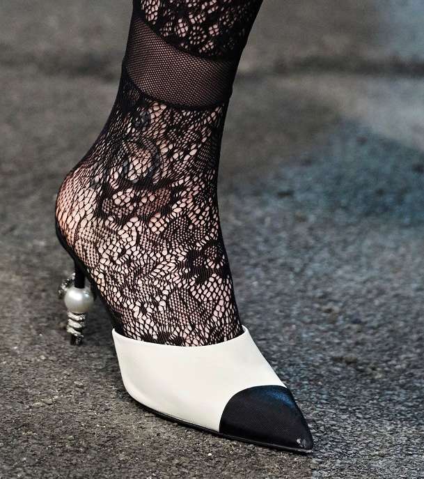 حذاء مول مروس وبلونين من مجموعة CHANEL Metiers D'art 2016