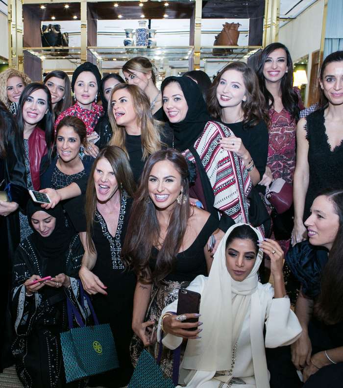 الحاضرات في حفل افتتاح متجر توري بورش في قطر