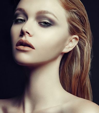 الإكثار من استخدام البودرة على الوجه 