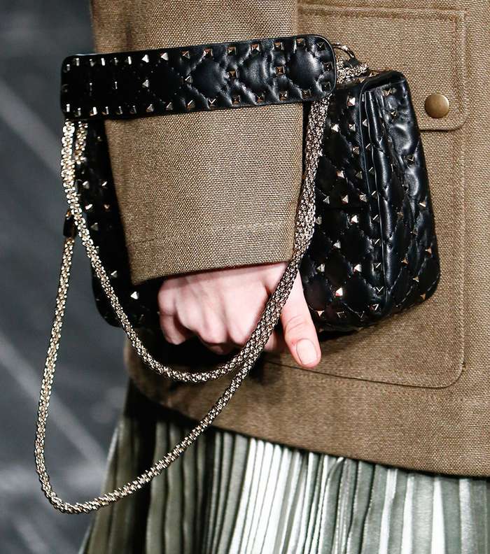 اليك حقيبة فالينتينو الجديدة مع السلاسل الحديدة ومسكة اليد الجلدية من مجموعة شتاء 2017