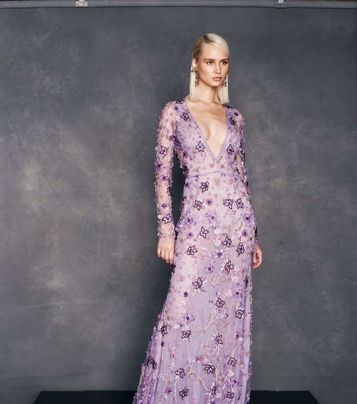 الفساتين المطرز بالشك بالقصة المستقيمة والاكمام الطويلة من نعيم خان