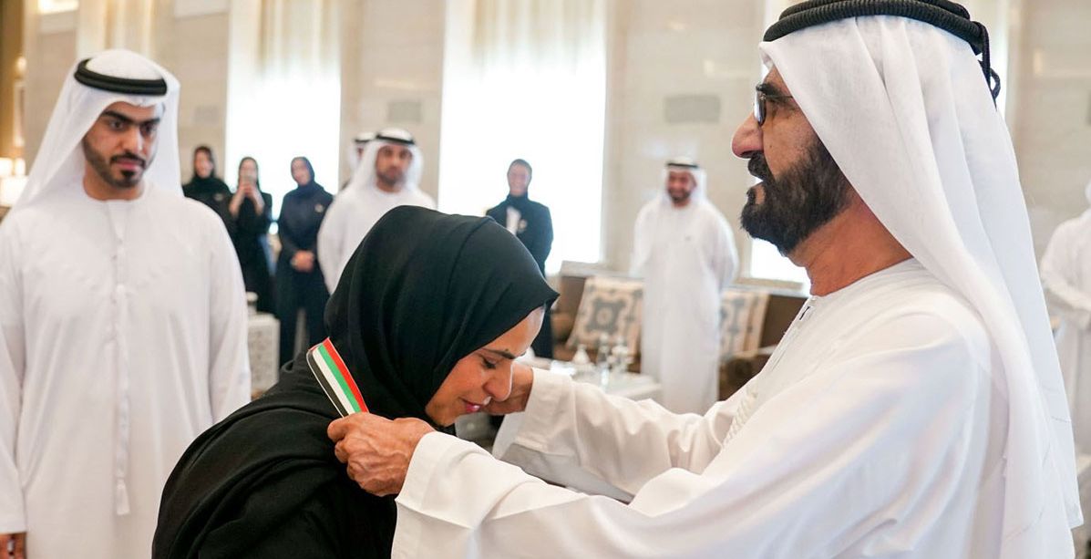 الشيخ محمد بن راشد آل مكتوم يكرم المعلمة شيخة النعيمي ووالدتها