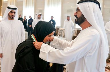 الشيخ محمد بن راشد آل مكتوم يكرم المعلمة شيخة النعيمي ووالدتها