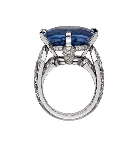 خاتم أوبيكيتي مصنوع من البلاتين، حجر ياقوت أزرق مستخرج من كشمير بقطع الوسادة من مجموعة Cartier magicien