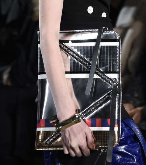 حقيبة Proenza Schouler الميتاليكية باسلوب الظرف لشتاء 2018