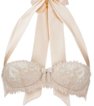 حمالة الصدر من قماش الساتان والمربوطة عند أعلى العنق 