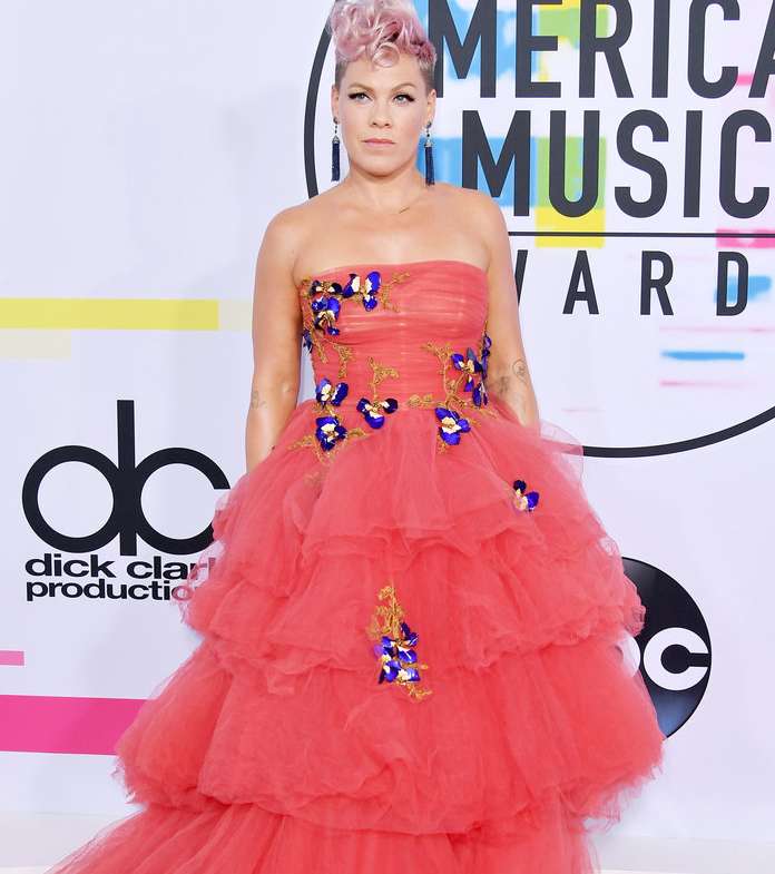 Pink بفستان من مونيك لوييه في حفل American Music Awards 2017