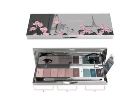 خطوات لتتألق عينيك بماكياج سموكي تركواز أنيق