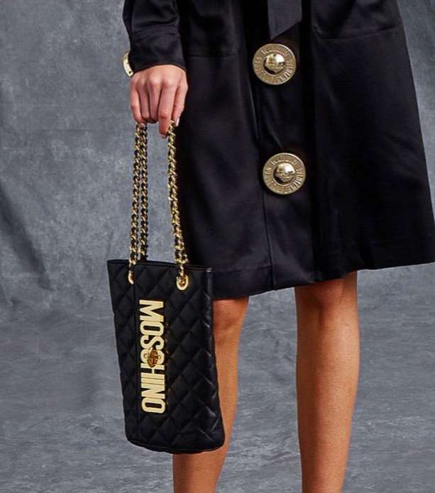 اليك حقيبة موسكينو المميزة من مجموعة Resort 2016