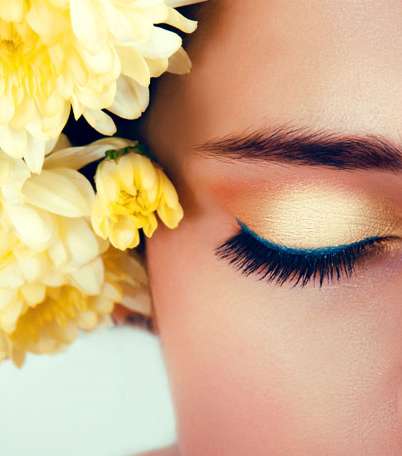 بالصور، نجمات هوليوود يتألقن بالآيلاينر الأزرق