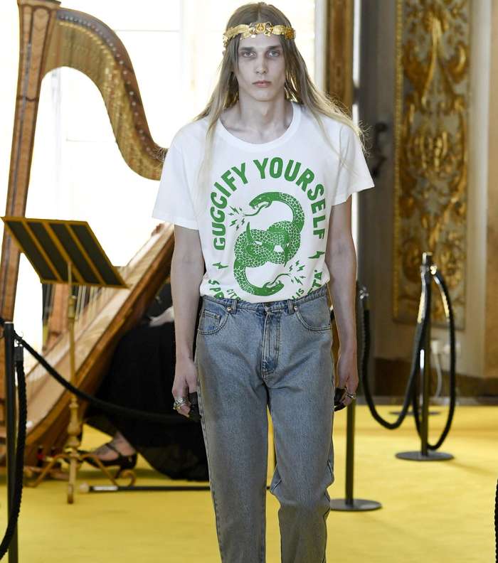الـ  Tshirt المطبعة بالشعار مع جينز الوالدة من غوتشي كروز 2018