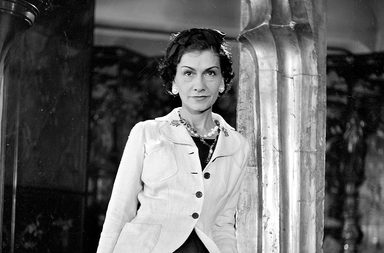 اسباب تجعل من كوكو شانيل امراة لن تتكرر في عالم الموضة العالمية