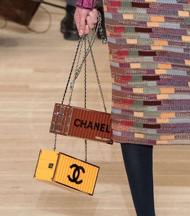 كلاتشات CHANEL على شكل صندوق مع شعار العلامة واسمها من مجموعة Metiers D'art 2018