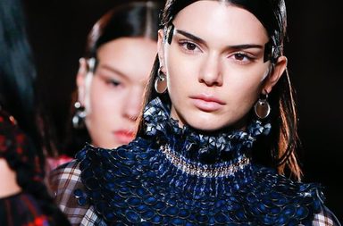 بالصور، أبرز عناوين ماكياج وشعر أسبوع الأزياء الراقية في باريس لربيع 2017