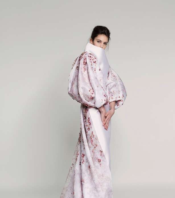 الفستان المطرز باسلوب الكيمونو لا سيما على الياقة من تصميم رامي العلي لصيف 2017