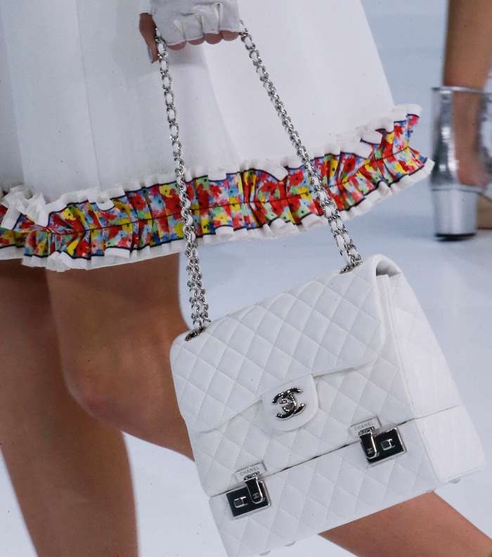 الحقيبة الكلاسيكية باسلوب جديد يشبه حقائب السفر القديمة من CHANEL لصيف 2016