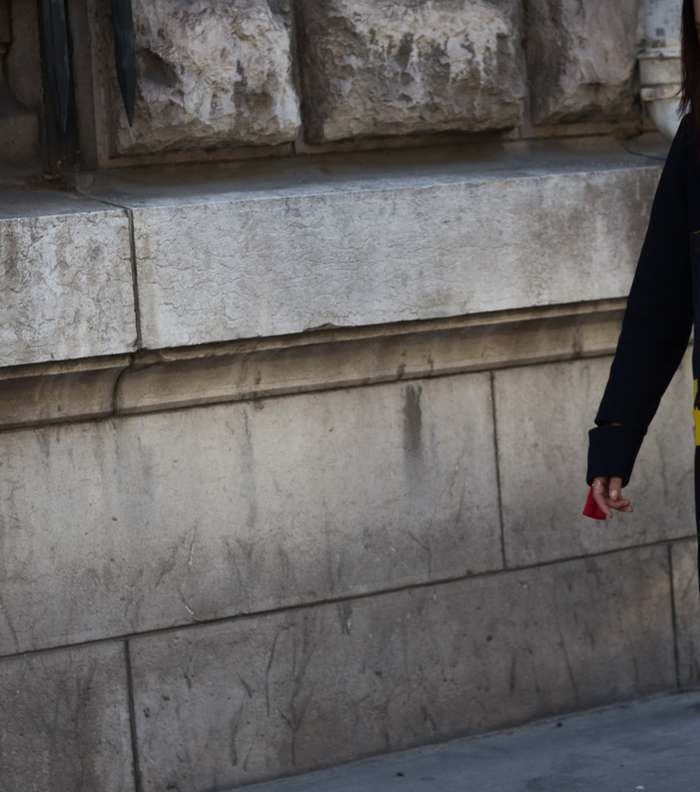 موضة المعطف المتوسط الطول المطبع بالأشكال والألوان في اليوم السادس من أسبوع الموضة الباريسي